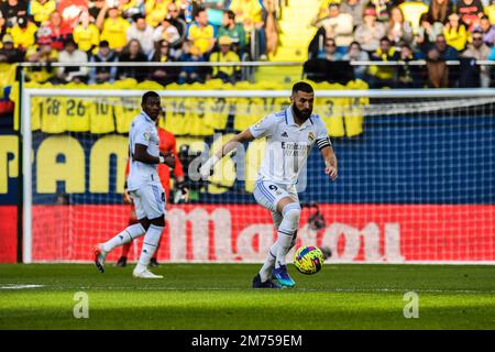 VILLARREAL, ESPAGNE - JANVIER 7: Karim Benzema du Real Madrid CF contrôle le ballon pendant le match entre Villarreal CF et Real Madrid CF de la Liga Santander sur 7 janvier 2023 à Estadi de la Ceramica à Villarreal, Espagne. (Photo de Samuel Carreño/ PX Images) Credit: PX Images/Alay Live News Banque D'Images