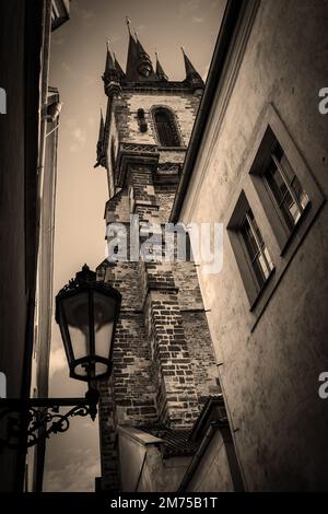 Rue par l'église Tyn dans la vieille ville de Prague, Tchéquie. Photographie en noir et blanc, sépia Banque D'Images