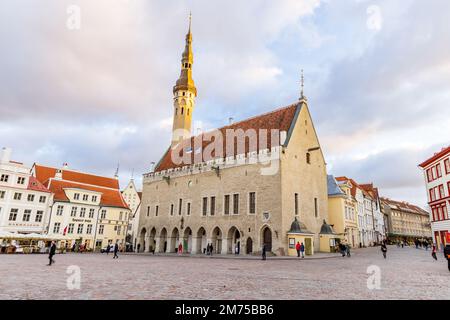 Tallinn, Estonie - 19 octobre 2022 : ville avec hôtel de ville et place du marché au centre de la vieille ville médiévale de Tallinn, en Estonie, site classé au patrimoine mondial de l'UNESCO Banque D'Images