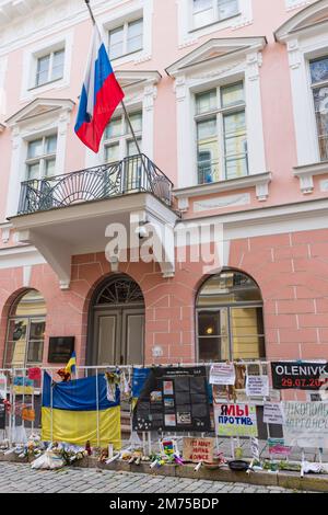 Tallinn, Estonie - 19 octobre 2022: Manifestation contre la guerre d'Ukraine devant l'ambassade de Russie dans la vieille ville de Tallinn, en Estonie Banque D'Images