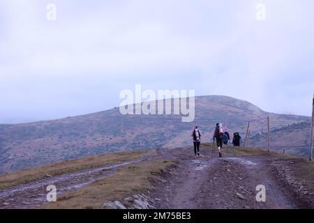 CARPATHIAN MOUNTAINS, UKRAINE - 8 OCTOBRE 2022 Mount Dragobrat. Les Carpates en Ukraine dans le brouillard jour d'automne. Les touristes se promène à travers les collines jusqu'à l'escalade jusqu'au sommet de la montagne Dragobrat Banque D'Images