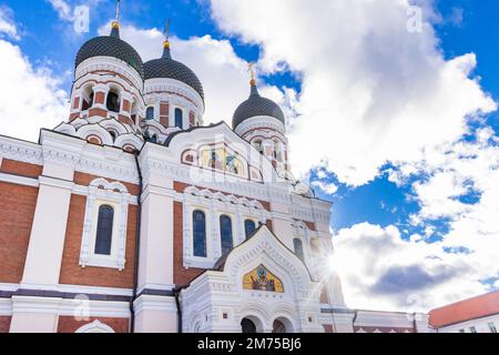 Tallinn, Estonie - 19 octobre 2022: Paysage urbain avec la cathédrale Saint Alexandre Nevsky dans la vieille ville de Tallinn en Estonie site du patrimoine mondial de l'UNESCO Banque D'Images