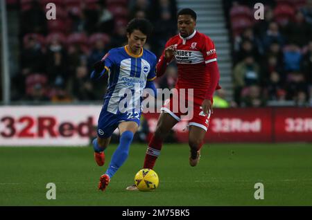 Middlesborough, Royaume-Uni. 7th janvier 2023. Le Kaoru Mitoma de Brighton et Hove Albion est fermé par Chuba Akpom de Middlesbrough lors du troisième tour de la coupe FA entre Middlesbrough et Brighton et Hove Albion au stade Riverside, à Middlesbrough, le samedi 7th janvier 2023. (Crédit : Michael Driver | MI News) crédit : MI News & Sport /Alay Live News Banque D'Images