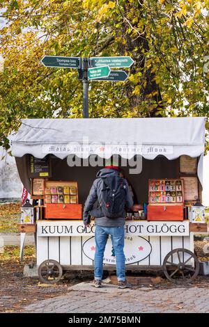 Tallinn, Estonie - 19 octobre 2022: Rue vendant Tallinn Glogg populaire vin chaud dans la vieille ville de Tallinn Estonie Banque D'Images