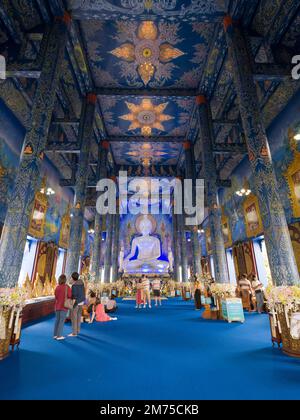 Chiang Rai, Thaïlande, 18 novembre 2022. Les gens priant à l'intérieur du temple Wat Rong Seur Ten ou Blue. Banque D'Images