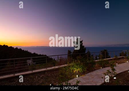Vue sur la mer Ionienne depuis une terrasse sur la côte nord-est de Paxos, en Grèce Banque D'Images