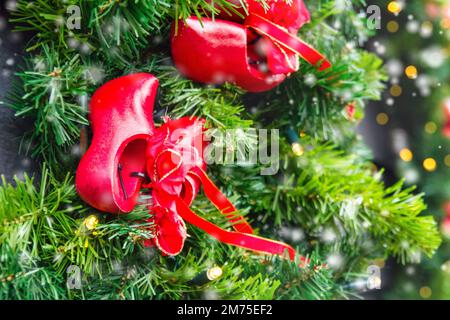 Décoration d'arbre de Noël sous forme de chaussures traditionnelles hollandaises en bois - klompen (sabots), gros plan, pays-Bas Banque D'Images