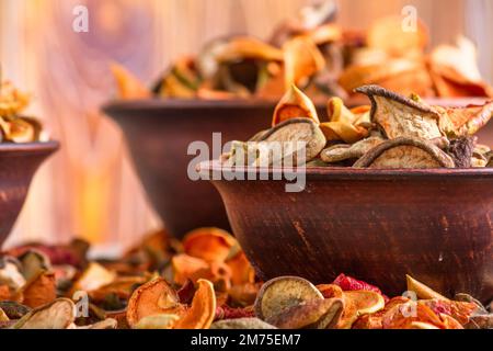 Vie rurale, fond - fruits secs de pommes et de poires dans un bol en argile gros plan, sélectif foyer Banque D'Images