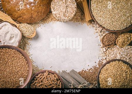 Campagne encore-vie, vue de dessus - les gruaux pelées de sarrasin (Fagopyrum esculentum) et les produits en lui, comme arrière-plan, de gros plan Banque D'Images