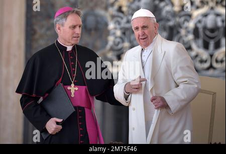 Etat de la Cité du Vatican, Vatikanstadt. 07th janvier 2023. Monsignor Georg Gaenswein. Photo : le pape François lors de son audience générale hebdomadaire à St. Place Pierre au Vatican, mercredi. Crédit 11 mars 2015 : nouvelles en direct de dpa/Alamy Banque D'Images