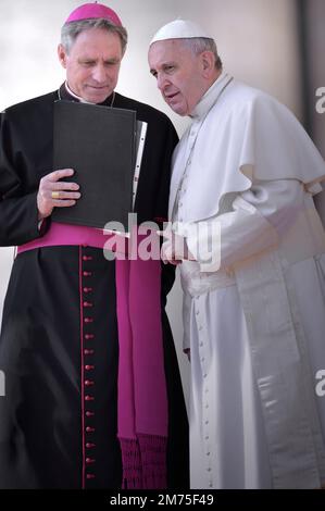 Etat de la Cité du Vatican, Vatikanstadt. 07th janvier 2023. Monsignor Georg Gaenswein. Photo: Le pape François Monsignor Georg Ganswein pendant son audience générale hebdomadaire à St. Place Pierre au Vatican, mercredi. Crédit 11 mars 2015 : nouvelles en direct de dpa/Alamy Banque D'Images