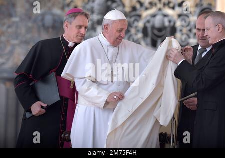 Etat de la Cité du Vatican, Vatikanstadt. 07th janvier 2023. Monsignor Georg Gaenswein. Photo : le pape François lors de son audience générale hebdomadaire à St. Place Pierre au Vatican, mercredi. Crédit 11 mars 2015 : nouvelles en direct de dpa/Alamy Banque D'Images