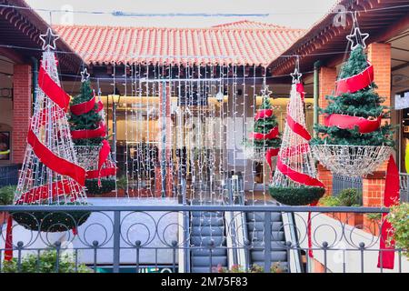 Faro, Portugal - 22 décembre 2019 : arbres de Noël, lumières et décorations suspendus dans un centre commercial à Faro, Portugal. Banque D'Images