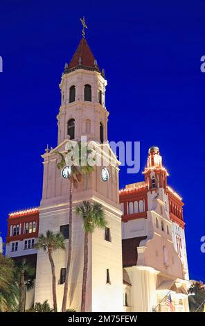 Tour Bell de St. Basilique Augustine illuminée au crépuscule en Floride, États-Unis Banque D'Images