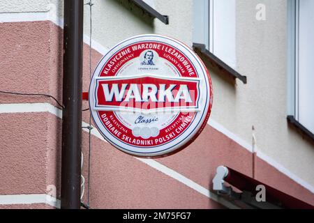 KOSZALIN, POLOGNE - 5 AOÛT 2022 : logo de la bière Warka sur le mur de l'auberge locale à Koszalin Banque D'Images