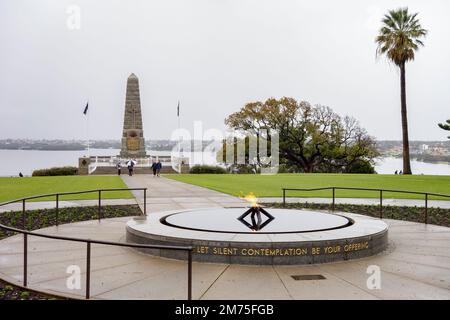 PERTH, Australie occidentale - 15 JUILLET 2018 : monument commémoratif de guerre à Kings Park et jardin botanique avec flamme éternelle à Perth, Australie occidentale dans un ciel nuageux Banque D'Images