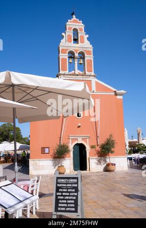 Un menu de taverne près de l'église Analipsi sur la place principale de Gaios, Paxos, Iles Ioniennes, Iles grecques, Grèce Banque D'Images