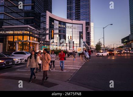 Toronto, Ontario, Canada - 09 23 2022 : piétons marchant sur un passage en croix à l'intersection de la rue Younge et de l'avenue Sheppard dans North York Banque D'Images