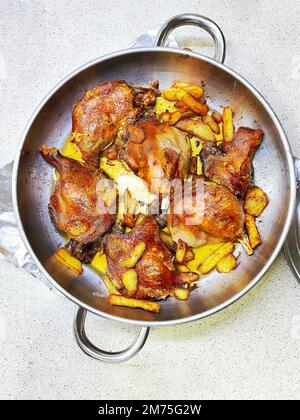 Confite de Canard avec une portion de frites, un plat traditionnel à la française à base de pattes de canard. Banque D'Images