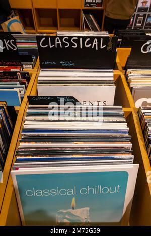 Vinyles classiques dans la boutique HMV de Liverpool Banque D'Images