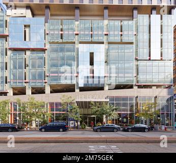 Le Beacon compte 19 étages résidentiels construits sur un parking de cinq étages, gainés de panneaux de verre et de métal abstraits. Banque D'Images