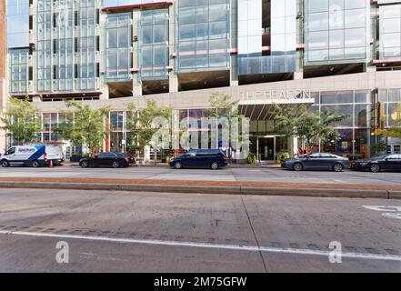 Le Beacon compte 19 étages résidentiels construits sur un parking de cinq étages, gainés de panneaux de verre et de métal abstraits. Banque D'Images