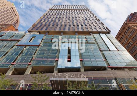 Le Beacon compte 19 étages résidentiels construits sur un parking de cinq étages, gainés de panneaux de verre et de métal abstraits. Banque D'Images