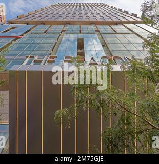 Le Beacon compte 19 étages résidentiels construits sur un parking de cinq étages, gainés de panneaux de verre et de métal abstraits. Banque D'Images