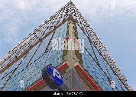 Le Beacon compte 19 étages résidentiels construits sur un parking de cinq étages, gainés de panneaux de verre et de métal abstraits. Banque D'Images