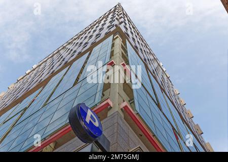 Le Beacon compte 19 étages résidentiels construits sur un parking de cinq étages, gainés de panneaux de verre et de métal abstraits. Banque D'Images