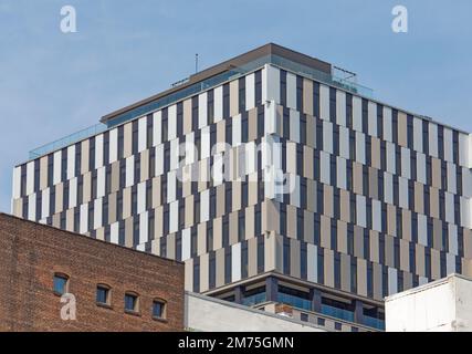 Le Beacon compte 19 étages résidentiels construits sur un parking de cinq étages, gainés de panneaux de verre et de métal abstraits. Banque D'Images