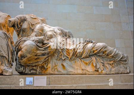 Londres, Grande-Bretagne, gros plan, anciennes découpes grecques exposées à l'intérieur du British Museum, les métopes du Parthénon, les marbres grecs, de l'Acropole d'Athènes, l'art de la civilisation antique Banque D'Images