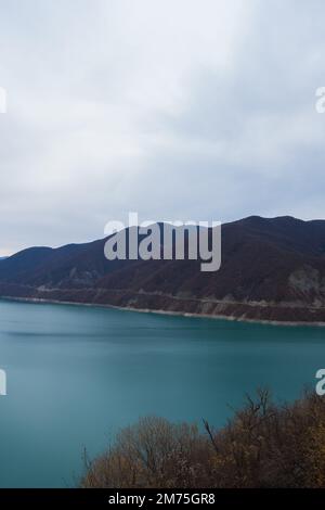 Géorgie : 20-11-2022: 10Mountain lac du réservoir de Zhinvalskoe, Géorgie. Le magnifique réservoir d'eau sur la rivière Aragvi, la partie supérieure près de l'Anan Banque D'Images