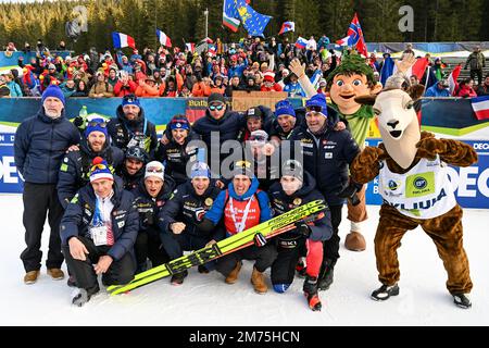 Pokljuka, Slovénie. 07th janvier 2023. L'équipe de France fête ses 12,5 km lors de la course de poursuite masculine à la coupe du monde de biathlon BMW IBU à Pokljuka. Crédit : SOPA Images Limited/Alamy Live News Banque D'Images