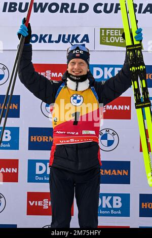 Pokljuka, Slovénie. 07th janvier 2023. Le gagnant Johannes Thingnes BoE de Norvège célèbre sur le podium lors de la course de poursuite Men 12,5 km à la coupe du monde de biathlon BMW IBU à Pokljuka. Crédit : SOPA Images Limited/Alamy Live News Banque D'Images