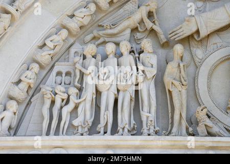 Tympan de la basilique gothique ancienne Sainte-Marie-Madeleine, jugement dernier, détail, Vezelay, département Yonne, Région Bourgogne-Franche-Comté Banque D'Images