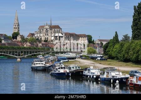 Péniche sur l'Yonne, en arrière-plan la Cathédrale Saint-Etienne, Auxerre, département Yonne, région Bourgogne-Franche-Comté Banque D'Images