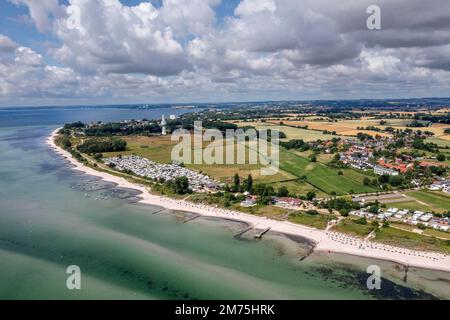 Photo de drone, tir de drone, tour d'écoute près de Pelzerhaken, ancienne tour de télécommunications, vue sur la côte de la mer Baltique, camping près de Rettin Banque D'Images