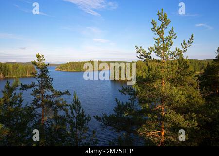 Lac du système lacustre de Saimaa près de Savonlinna, formé par des masses glaciaires durant l'âge de la glace de Weichsel, district des lacs finlandais, sud de Savo, Finlande Banque D'Images