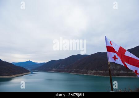 Géorgie : 20-11-2022: 10Mountain lac du réservoir de Zhinvalskoe, Géorgie. Le magnifique réservoir d'eau sur la rivière Aragvi, la partie supérieure près de l'Anan Banque D'Images