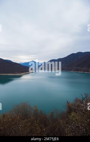 Géorgie : 20-11-2022: 10Mountain lac du réservoir de Zhinvalskoe, Géorgie. Le magnifique réservoir d'eau sur la rivière Aragvi, la partie supérieure près de l'Anan Banque D'Images