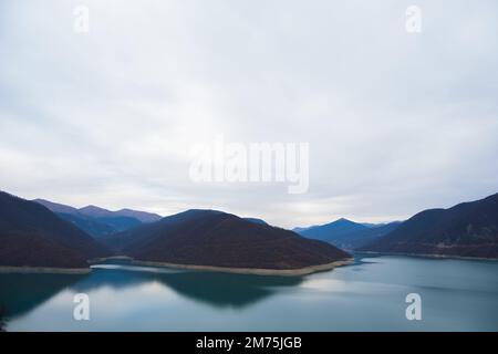 Géorgie : 20-11-2022: 10Mountain lac du réservoir de Zhinvalskoe, Géorgie. Le magnifique réservoir d'eau sur la rivière Aragvi, la partie supérieure près de l'Anan Banque D'Images