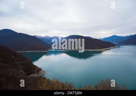 Géorgie : 20-11-2022: 10Mountain lac du réservoir de Zhinvalskoe, Géorgie. Le magnifique réservoir d'eau sur la rivière Aragvi, la partie supérieure près de l'Anan Banque D'Images