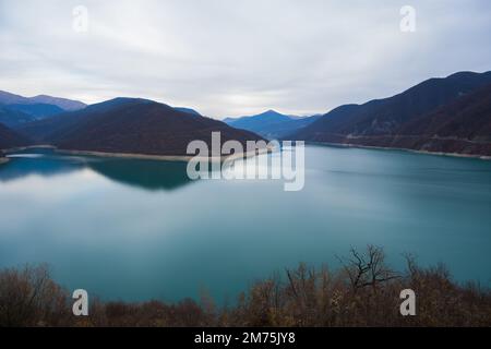 Géorgie : 20-11-2022: 10Mountain lac du réservoir de Zhinvalskoe, Géorgie. Le magnifique réservoir d'eau sur la rivière Aragvi, la partie supérieure près de l'Anan Banque D'Images