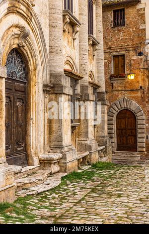 Entrées aux maisons de Piazza Grande, Montepulciano, Toscane, Italie Banque D'Images