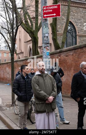 New York, New York, États-Unis. 7th janvier 2023. Franciscan Friar Christopher 'Fidelis' Moscinski, défenseur de la vie professionnelle de la basilique de la vieille cathédrale Saint-Patrick, est en conflit avec des manifestants pro-choix lors de leur manifestation mensuelle convergeant vers le bureau de la parentalité prévu à quelques pâtés de maisons au nord de l'église sur les rues Mott et Bleeker à New York. (Credit image: © Brian Branch Price/ZUMA Press Wire) Credit: ZUMA Press, Inc./Alay Live News Banque D'Images