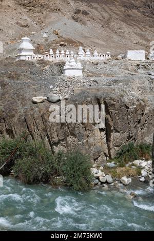 Petit stupa blanc sur le flanc de la montagne, rivière Nubra en contrebas, Hunder Gompa, Leh District, Nubra Tehsil, Ladakh, Inde Banque D'Images