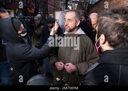 New York, New York, États-Unis. 7th janvier 2023. Un manifestant se heurte à Franciscan Friar Christopher 'Fidelis' Moscinski, un défenseur de la vie professionnelle de la basilique de la vieille cathédrale Saint-Patrick, à l'extérieur de l'église, lors de leur manifestation mensuelle convergeant sur le bureau de parentalité prévu à quelques pâtés de maisons au nord de l'église sur les rues Mott et Bleeker à New York. (Credit image: © Brian Branch Price/ZUMA Press Wire) Credit: ZUMA Press, Inc./Alay Live News Banque D'Images