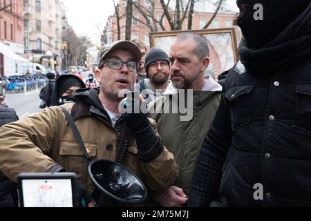 New York, New York, États-Unis. 7th janvier 2023. Un manifestant se heurte à Franciscan Friar Christopher 'Fidelis' Moscinski, un défenseur de la vie professionnelle de la basilique de la vieille cathédrale Saint-Patrick, à l'extérieur de l'église, lors de leur manifestation mensuelle convergeant sur le bureau de parentalité prévu à quelques pâtés de maisons au nord de l'église sur les rues Mott et Bleeker à New York. (Credit image: © Brian Branch Price/ZUMA Press Wire) Credit: ZUMA Press, Inc./Alay Live News Banque D'Images