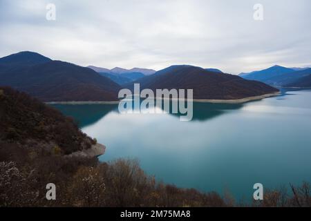 Géorgie : 20-11-2022: 10Mountain lac du réservoir de Zhinvalskoe, Géorgie. Le magnifique réservoir d'eau sur la rivière Aragvi, la partie supérieure près de l'Anan Banque D'Images